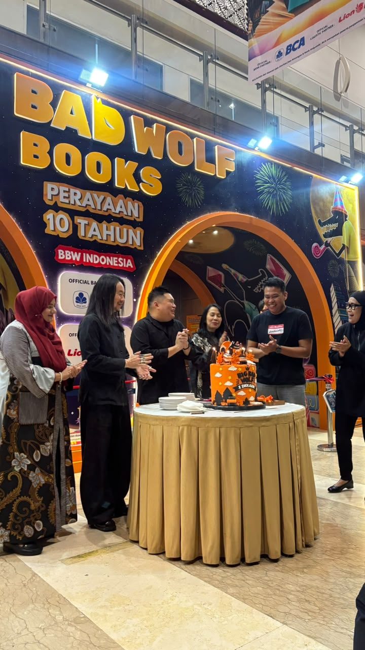 Guests applauding around the Big Bad Wolf tenth-anniversary cake at ICE BSD City