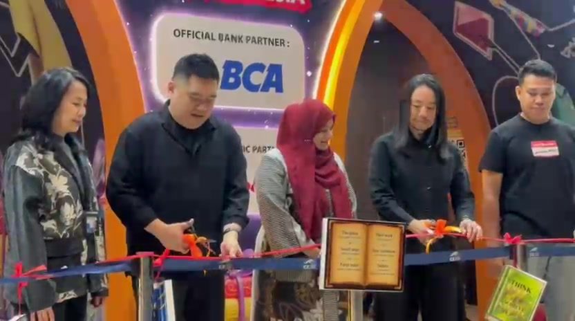 Dr Nousheen Zakaria cutting the ribbon with the Big Bad Wolf team to open BBW Jakarta 2026